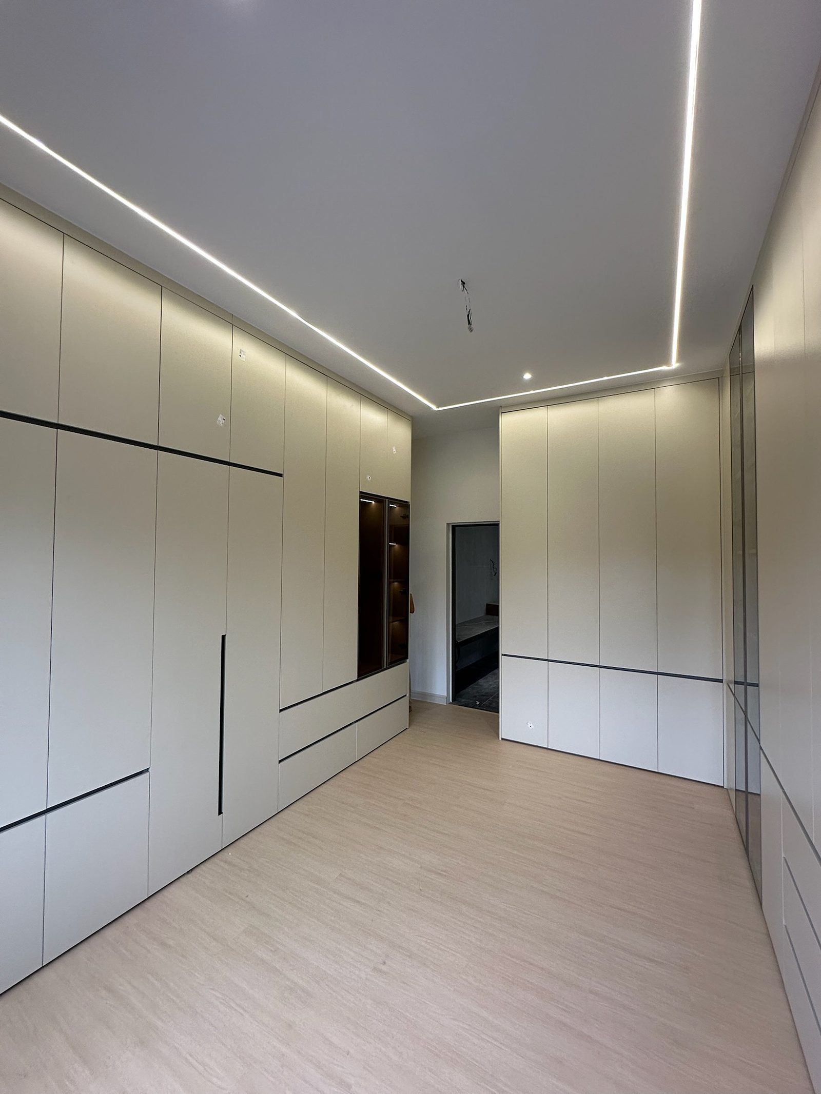 Wardrobes — Floor-to-ceiling Wardrobe